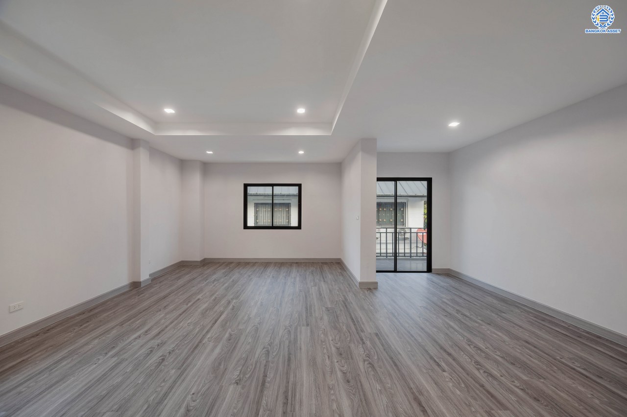 บ้านมือสองตกแต่งใหม่ โครงการ กฤษดานคร20 ปิ่นเกล้า-บรมราชชนนี เนื้อที่ 118 ตร.ว. พื้นที่ใช้สอย 612.6 ตร.ม. พร้อมฟังก์ชันจัดเต็ม 4 ห้องนอน 4 ห้องน้ำ 1 ห้องแม่บ้าน จอดรถได้ 3 คัน บนทำเลเชื่อมต่อเมืองอย่างรวดเร็ว ใกล้ทางคู่ขนานลอยฟ้าบรมราชชนนี ทางด่วน "กาญจนาภิเษก" ม.มหิดล เซ็นทรัลปิ่นเกล้า และตลาดสดธนบุรี